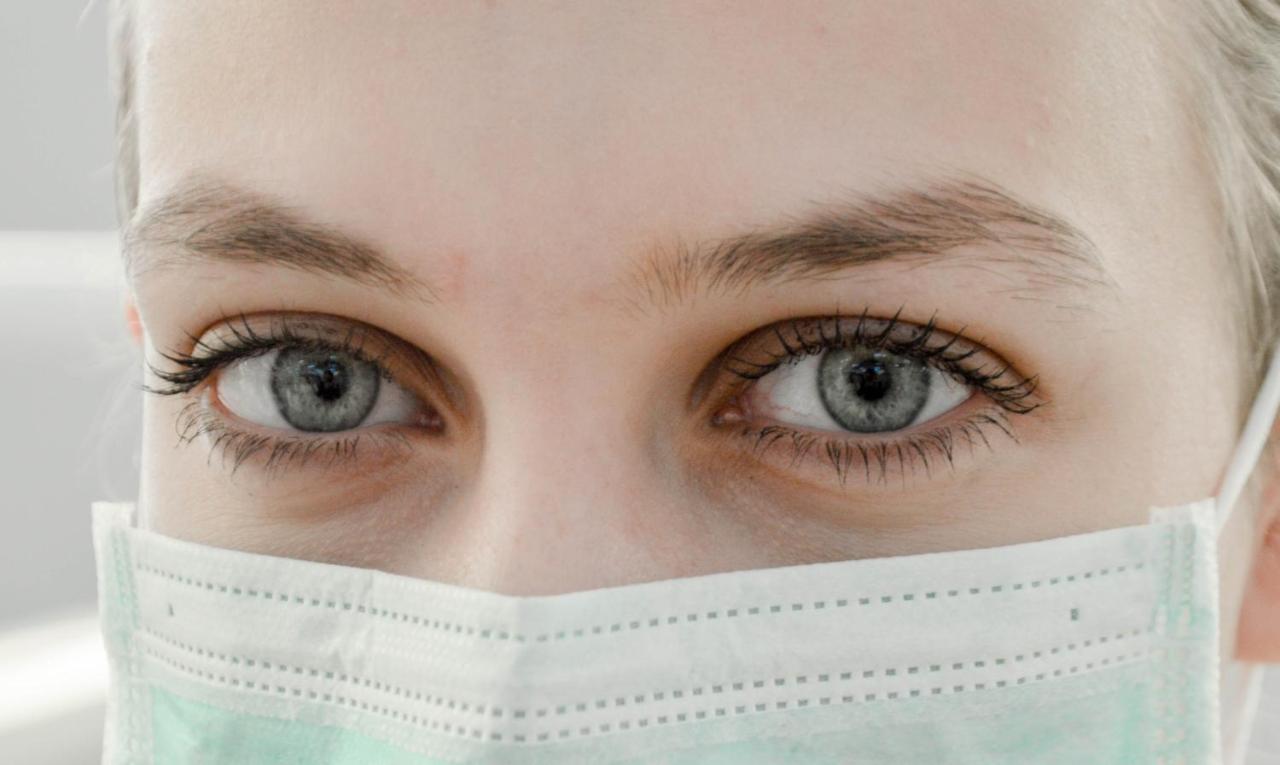 Novotel Chennai Sipcot Екстериор снимка A doctor wearing a surgical mask