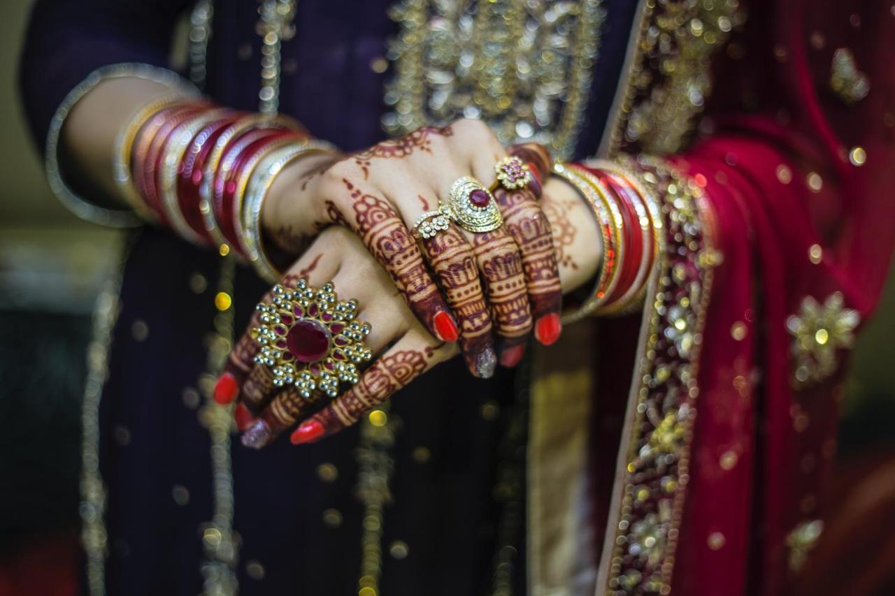 Novotel Chennai Sipcot Екстериор снимка A bride with henna on her hands