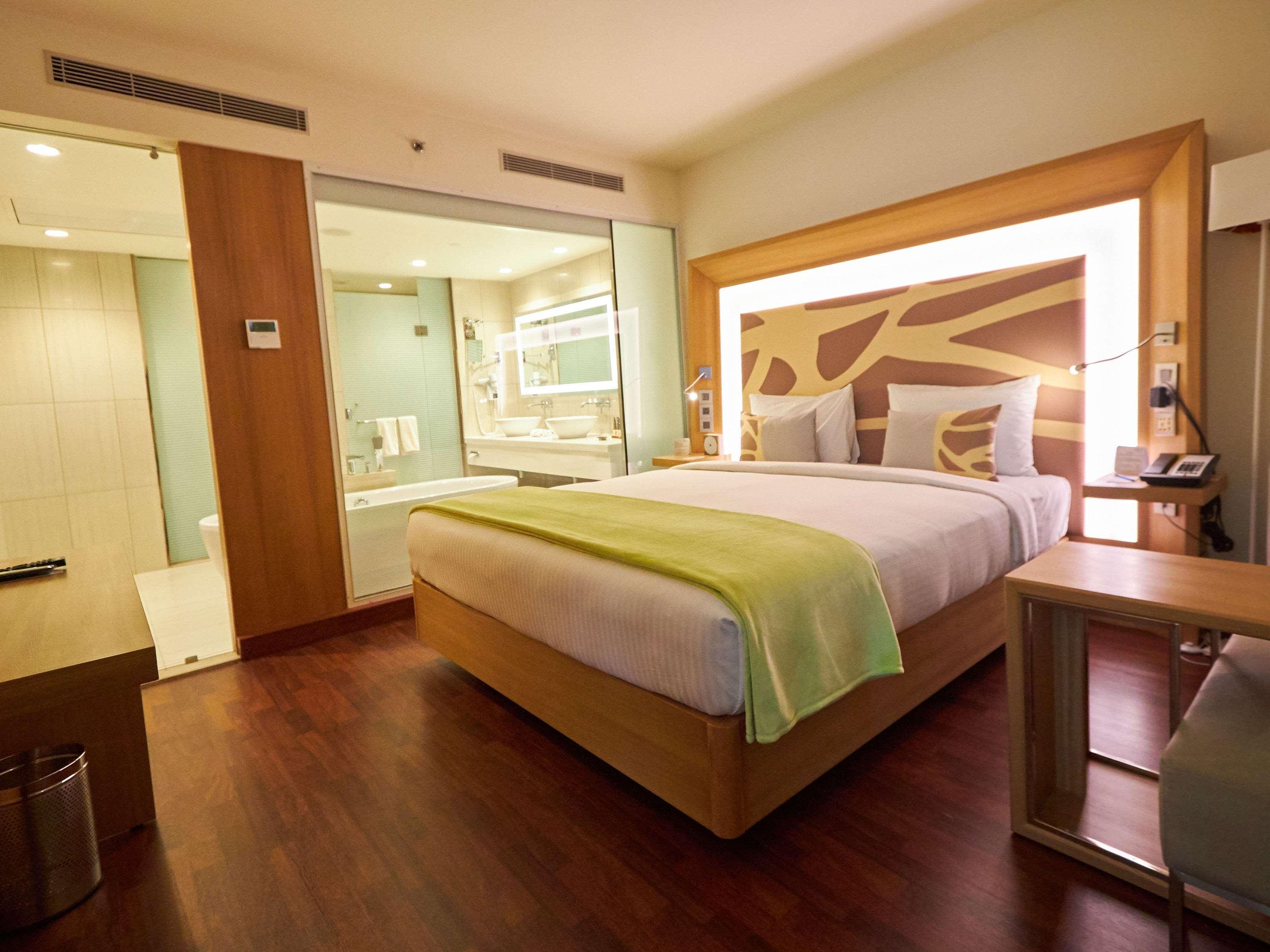 Novotel Chennai Sipcot Екстериор снимка A room at the Park Inn