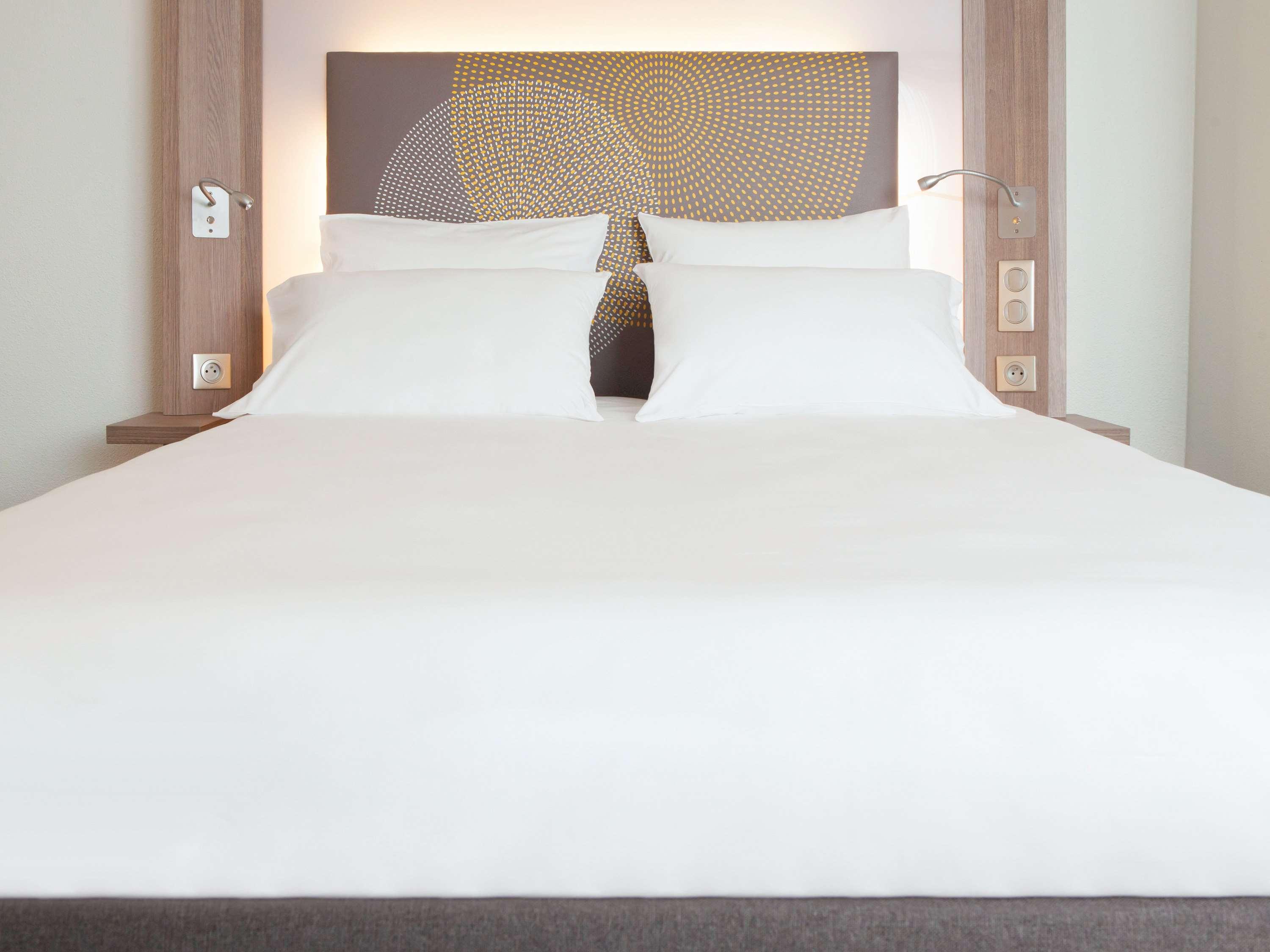 Novotel Chennai Sipcot Екстериор снимка A bed with a duvet