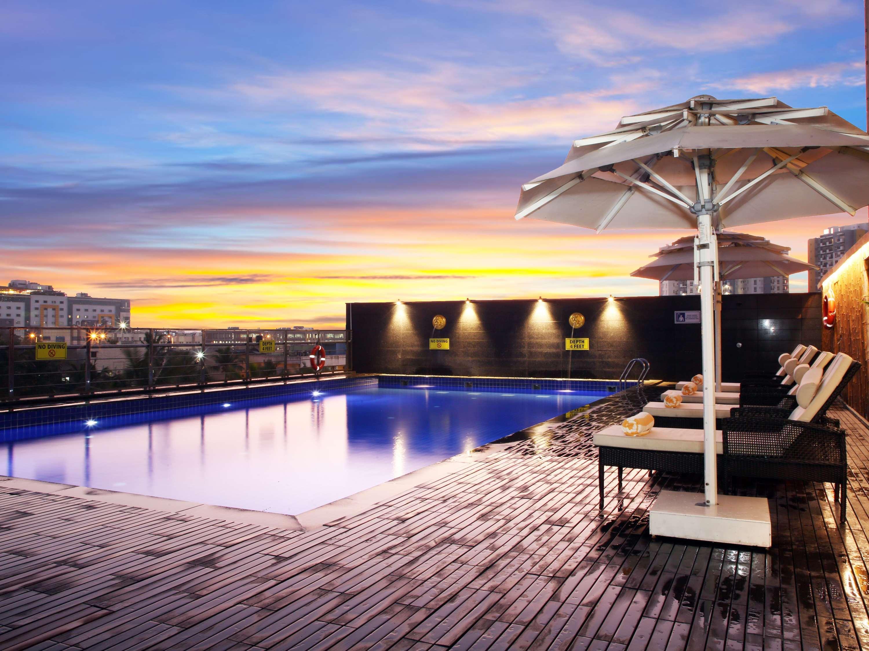 Novotel Chennai Sipcot Екстериор снимка The swimming pool at the hotel