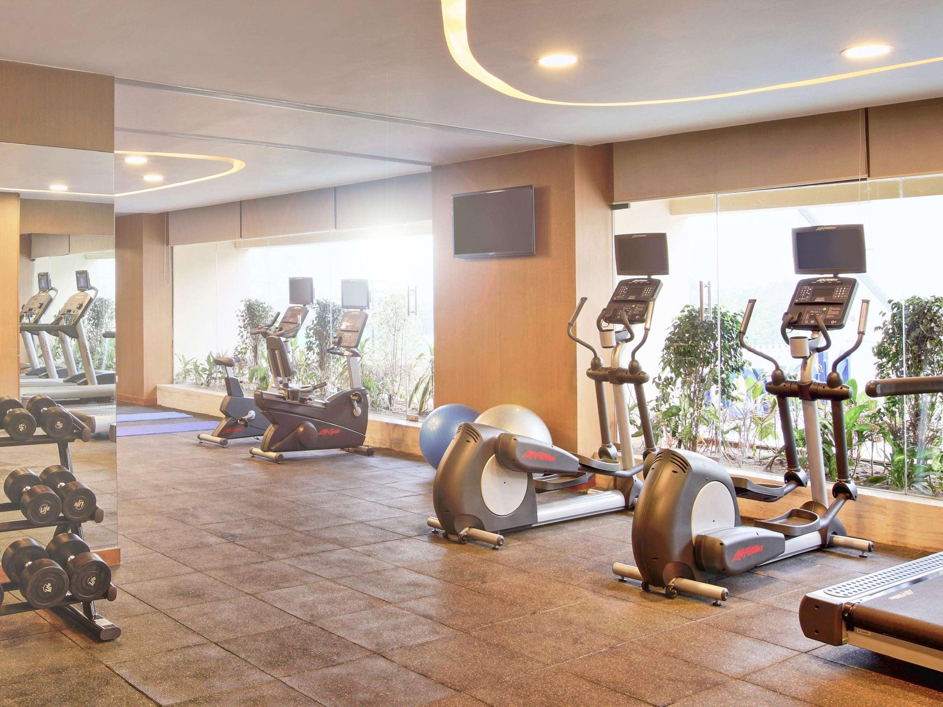 Novotel Chennai Sipcot Екстериор снимка The gym at the hotel