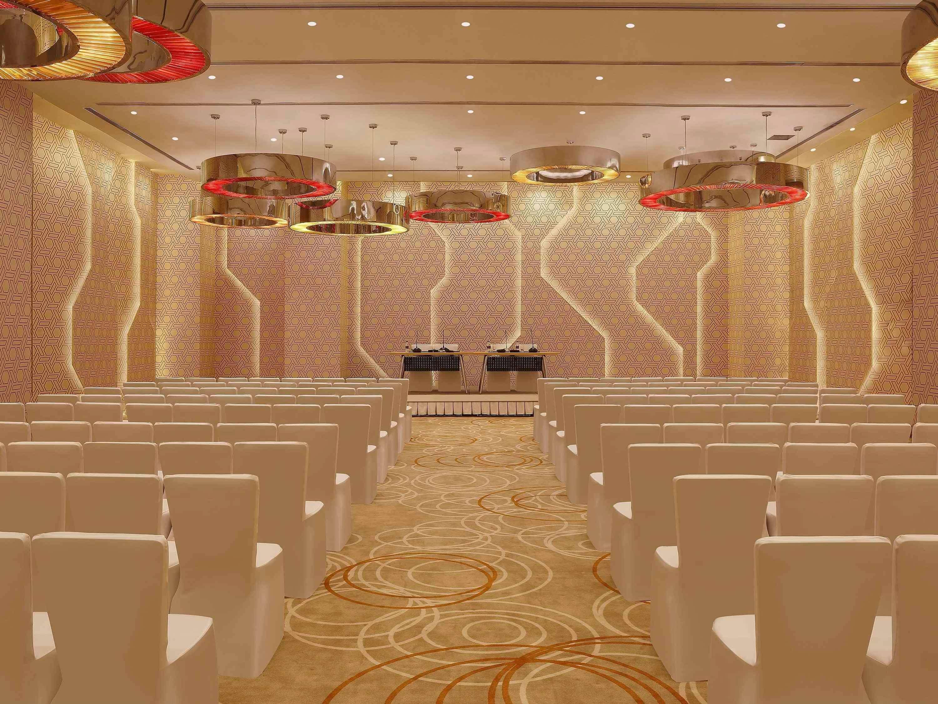 Novotel Chennai Sipcot Екстериор снимка The interior of the new church