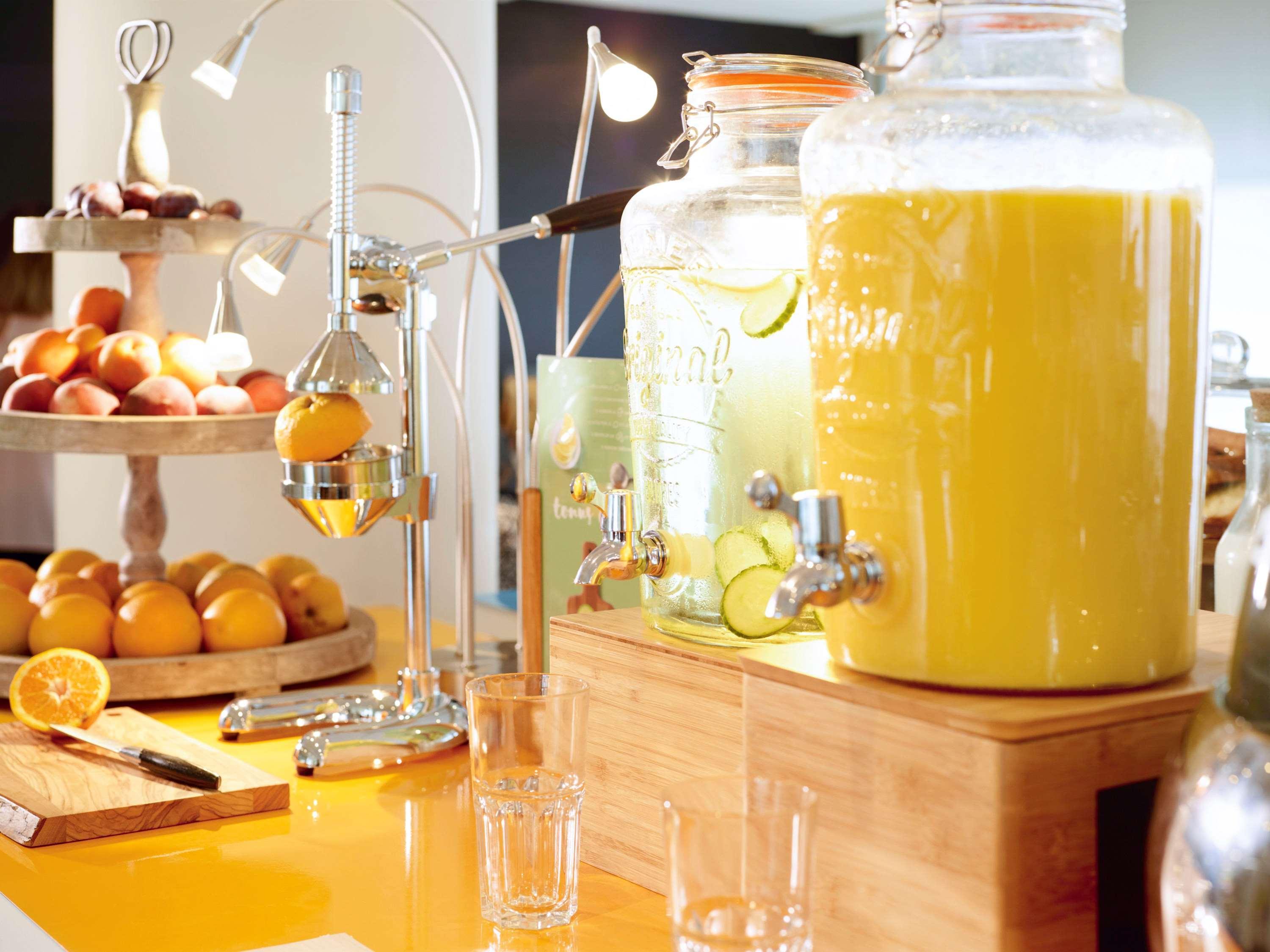 Novotel Chennai Sipcot Екстериор снимка A juice dispenser