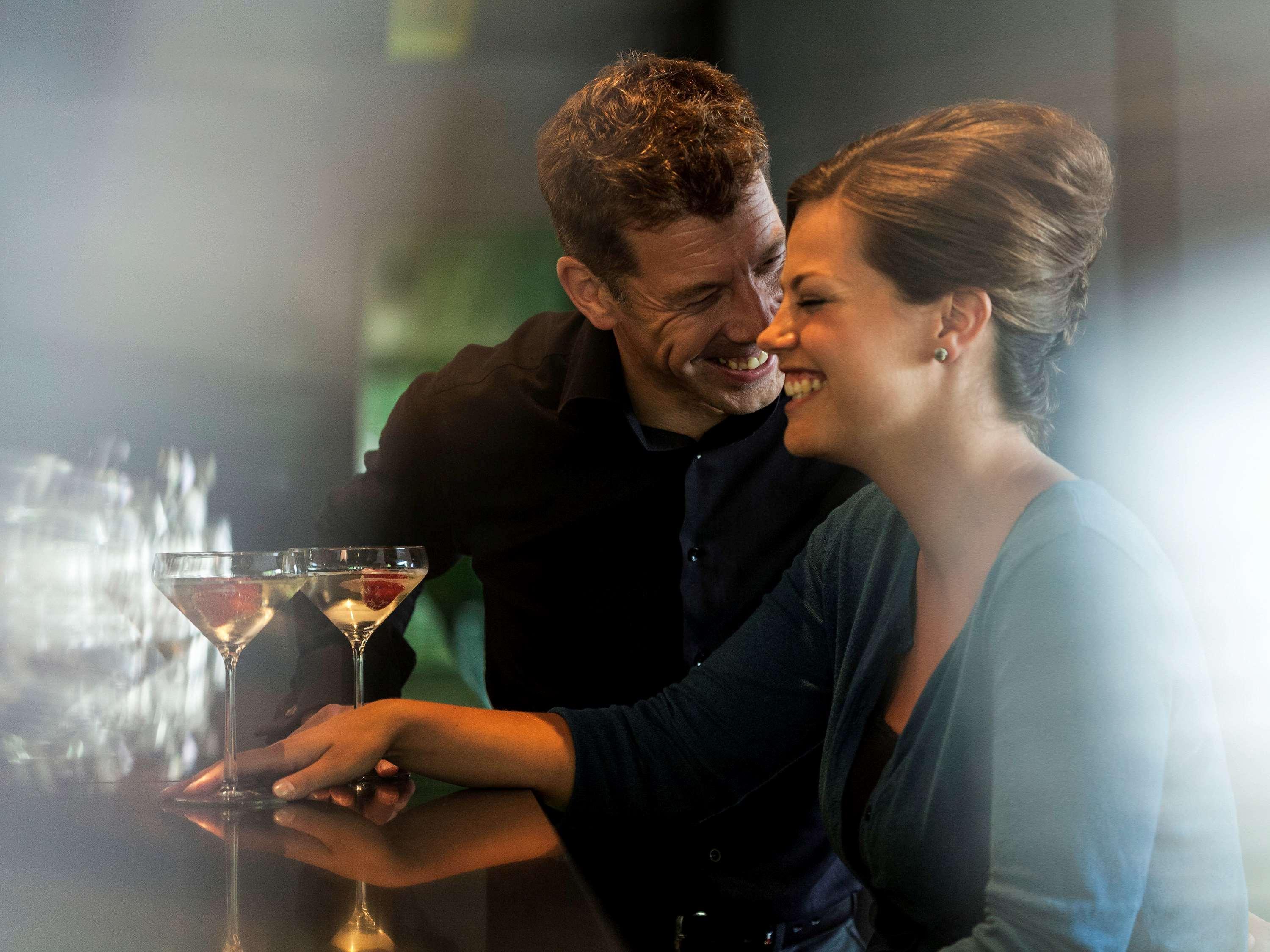 Novotel Chennai Sipcot Екстериор снимка A couple flirting