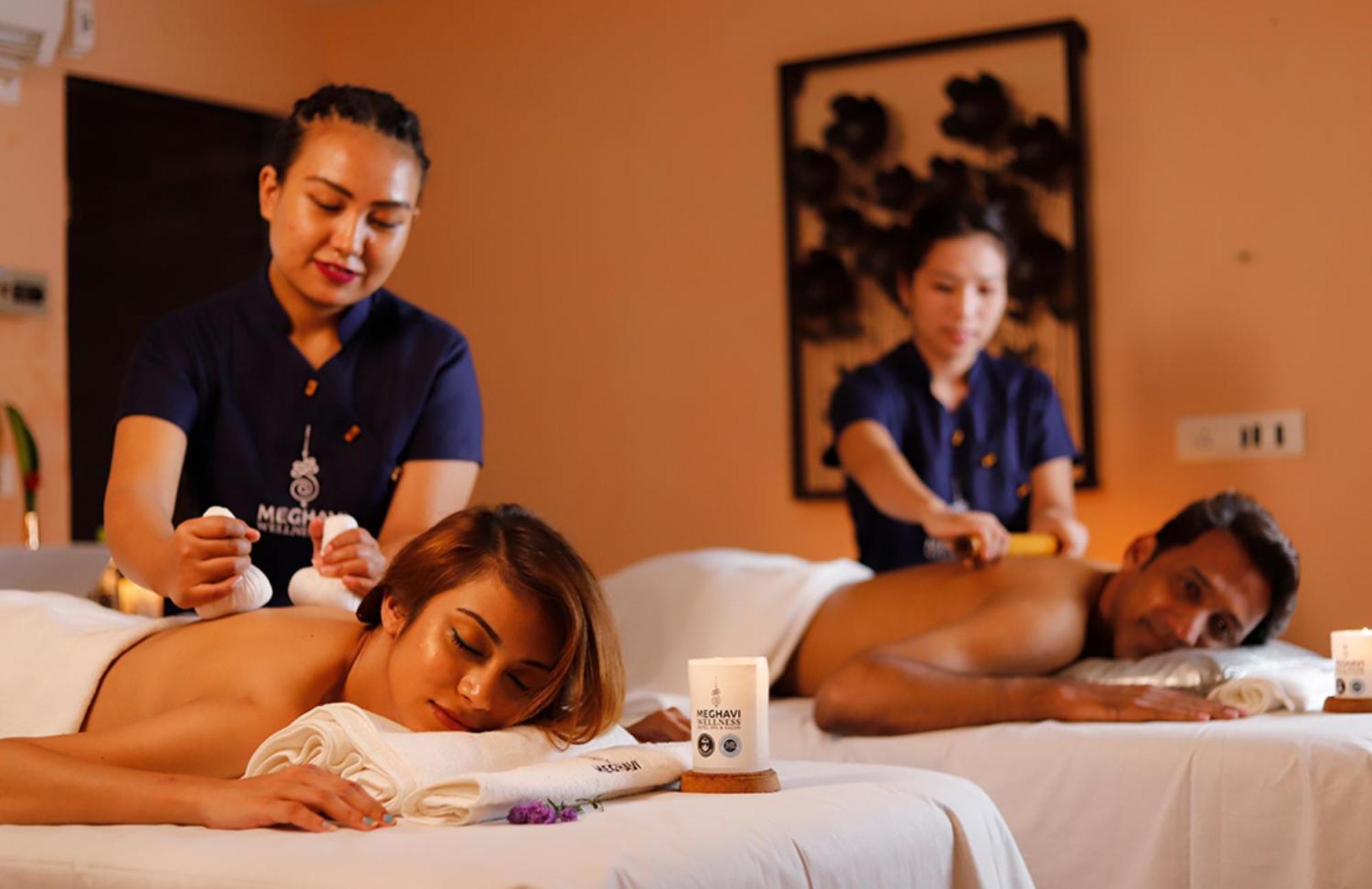 Novotel Chennai Sipcot Екстериор снимка Ayurvedic massage at a spa in India