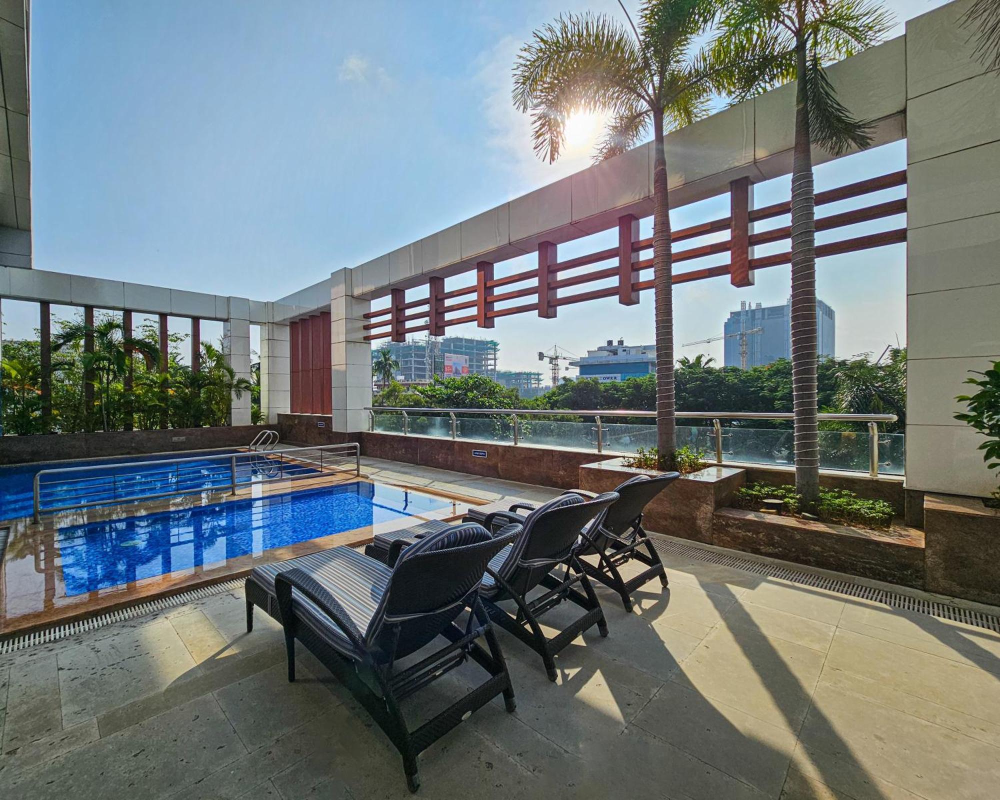 Novotel Chennai Sipcot Екстериор снимка Rooftop pool