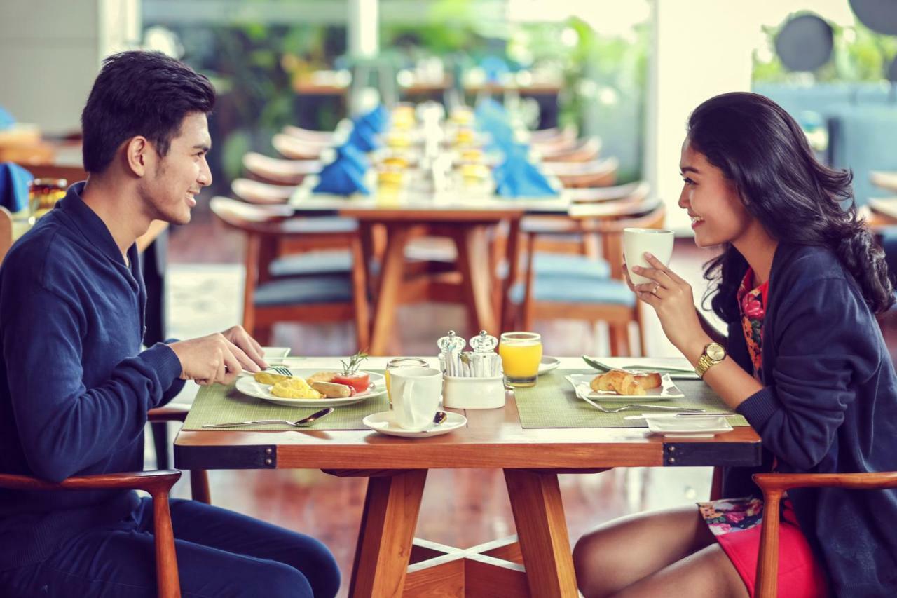 Novotel Chennai Sipcot Екстериор снимка A couple eating breakfast