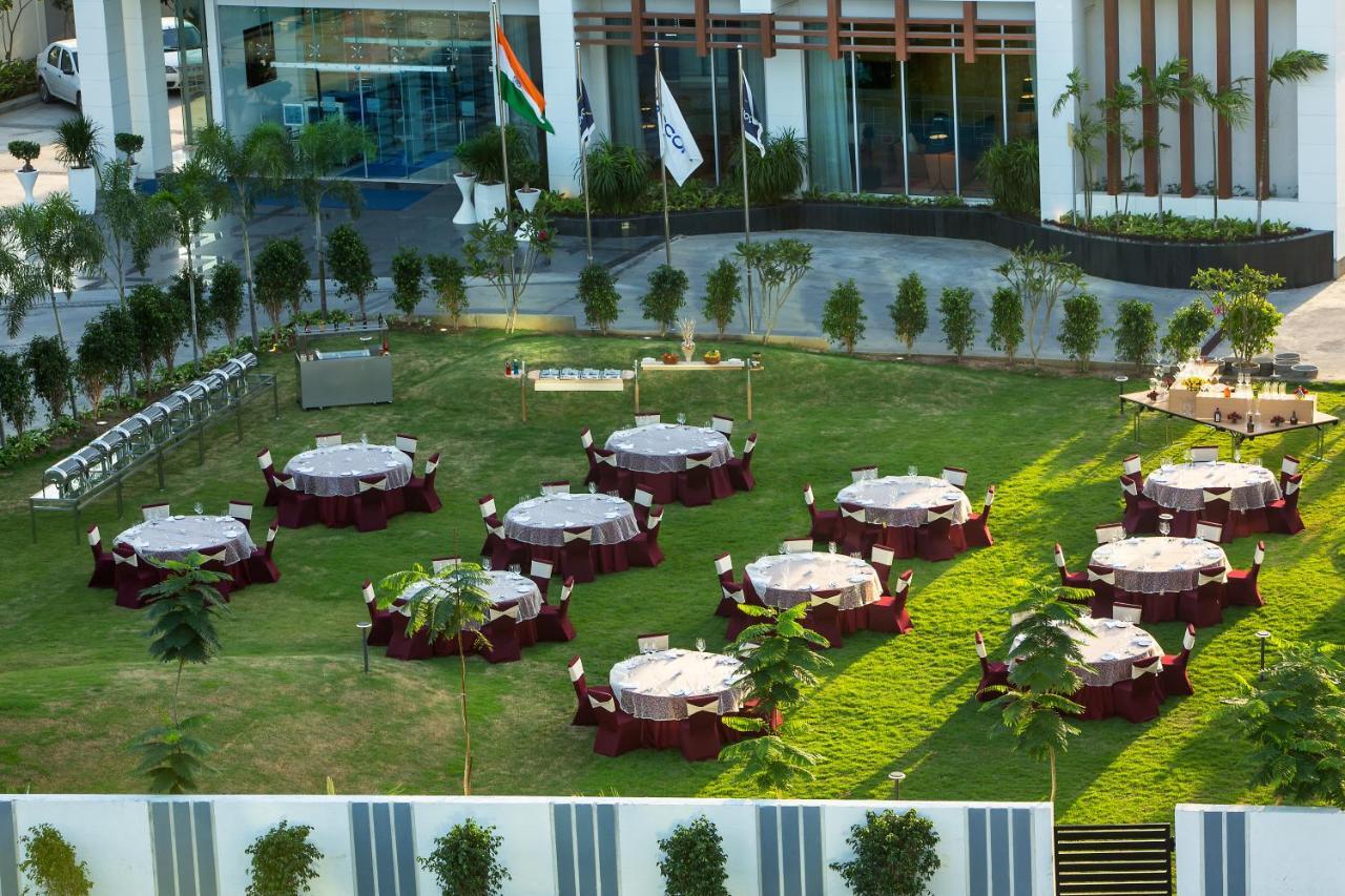 Novotel Chennai Sipcot Екстериор снимка The lawn at the hotel
