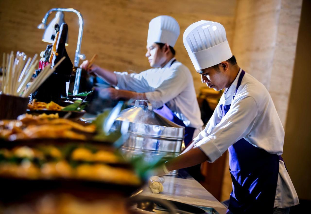 Novotel Chennai Sipcot Екстериор снимка A chef at work