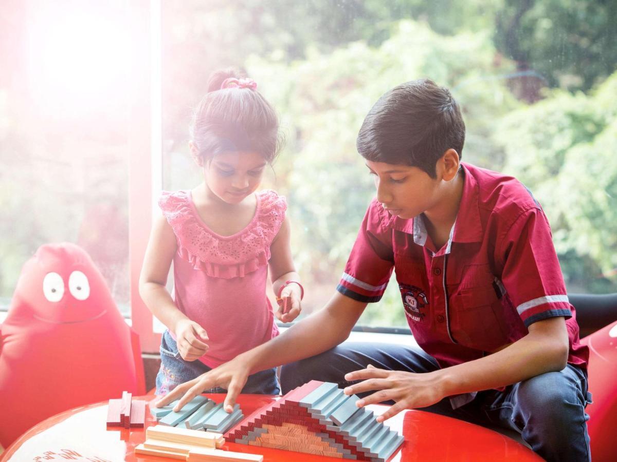 Novotel Chennai Sipcot Екстериор снимка Children playing with the piano